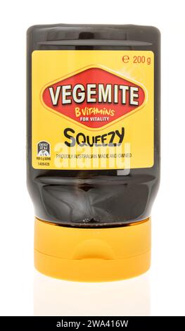 Winneconne, WI - 23. Dezember 2023: Eine Flasche Vegemite Squeezy, die stolz in Australien auf einem isolierten Hintergrund hergestellt wurde. Stockfoto