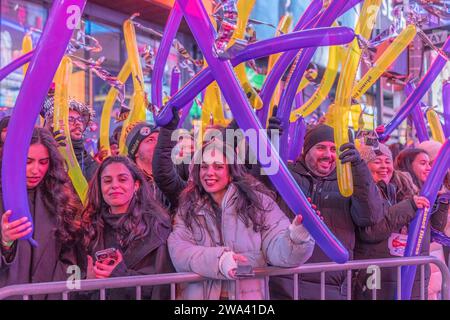 NEW YORK, New YORK, New YORK – 31. Dezember 2023: Silvesterfreunde versammeln sich am Times Square. Stockfoto