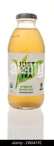 Winneconne, WI - 23. Dezember 2023: Eine Flasche Just Ice Tea Original Green Tea Drink auf einem isolierten Hintergrund. Stockfoto