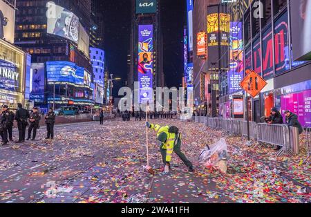 NEW YORK, New YORK, New York – 1. Januar 2024: Ein New Yorker Sanitärangestellter räumt Schutt am Times Square nach einer Silvesterfeier. Stockfoto