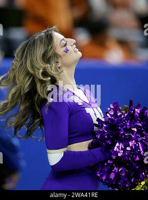 New Orleans, Usa. Januar 2024. Ein Cheerleader der Washington Huskies wärmt sich 2024 am Montag, den 1. Januar 2024, vor dem Sugar Bowl NCAA Football-Spiel gegen die Texas Longhorns im Caesars Superdome in New Orleans, Louisiana, auf. Foto: AJ Sisco/UPI Credit: UPI/Alamy Live News Stockfoto