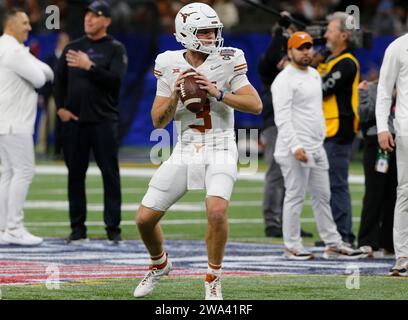 New Orleans, Usa. Januar 2024. Texas Longhorns Quarterback Quinn Ewers wärmt sich vor dem Sugar Bowl NCAA Football-Spiel 2024 gegen die Washington Huskies im Caesars Superdome in New Orleans, Louisiana am Montag, den 1. Januar 2024 auf. Foto: AJ Sisco/UPI Credit: UPI/Alamy Live News Stockfoto