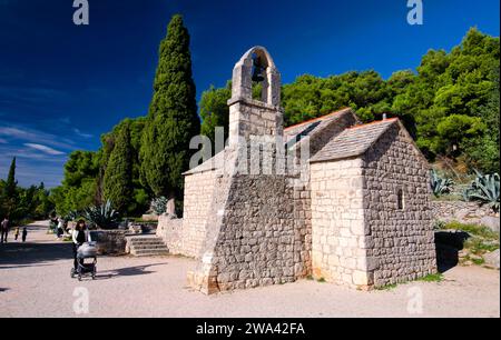 Die Kirche St. Nikolaus in Veli Varoš ist vielleicht die am besten erhaltene mittelalterliche Kirche in Split, Kroatien. Sie wurde 1219 erbaut. Stockfoto