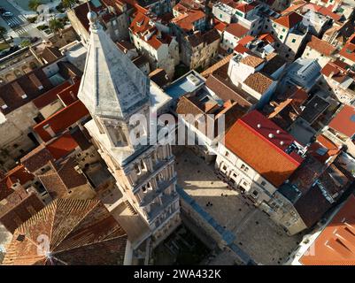 Blick aus der Vogelperspektive auf das Zentrum von Split, Kroatien, mit der Kathedrale des Heiligen Domnius (Sveti Duje) und dem Palast des Diokletians (Dioklecianova palaca). Stockfoto