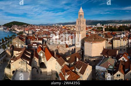 Blick aus der Vogelperspektive auf das Zentrum von Split, Kroatien, mit der Kathedrale des Heiligen Domnius (Sveti Duje) und dem Palast des Diokletians (Dioklecianova palaca). Stockfoto