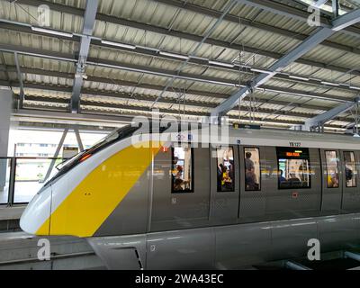 BANGKOK, THAILAND-9. JUNI 2023: MRT Yellow Line Elevated Monorail der Mass Rapid Transit Authority of Thailand. Metropolitan Rapid Transit. Schienenübertragung Stockfoto