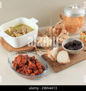 Lebaran Menü mit Rendang, Ketupat, Opor und Sambal Goreng. Indonesisches Eid Al Fitr Festessen Stockfoto