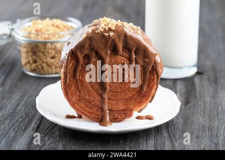 Cromboloni oder Crombolini, Croissant Bomboloni Round New York Roll mit Schokoladensauce Stockfoto