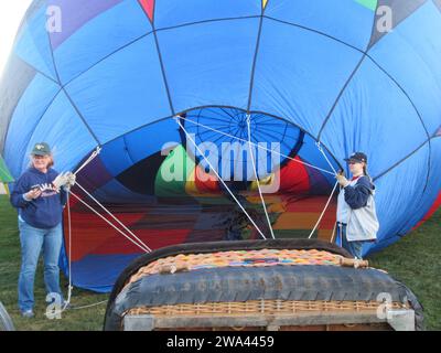 Farbenfrohe Heißluftballons füllen sich mit heißer Luft, bevor Sie zum Walla Walla Heißluftballon Festival fliegen. Stockfoto