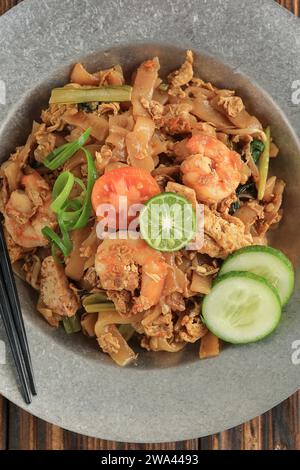 Kwetiau Goreng Seafood mit Garnelen, chinesische indonesische Zwiebelnudeln, Nahaufnahme von oben Stockfoto