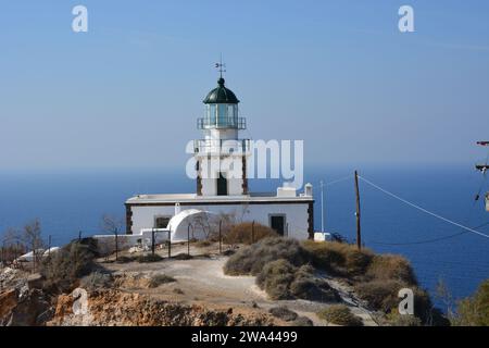 Der Leuchtturm von Akrotiri auf Santorin auf den griechischen Inseln Stockfoto