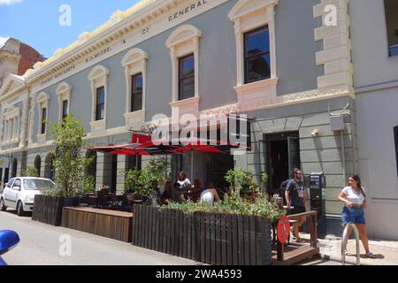 Historische Fassade des Moore General Store Gebäudes, heute The More Building Art Space, Henry St, Fremantle, Western Australia. Kein MR oder PR Stockfoto