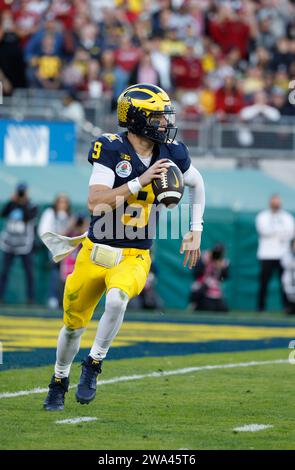 Januar 2024 der Quarterback von Michigan Wolverines J.J. McCarthy (9) kämpft mit dem Ball im Halbfinale des Rose Bowl zwischen den Michigan Wolverines und den Alabama Crimson Tide im Rose Bowl in Pasadena, Kalifornien. Obligatorischer Lichtschein : Charles Baus/CSM Stockfoto