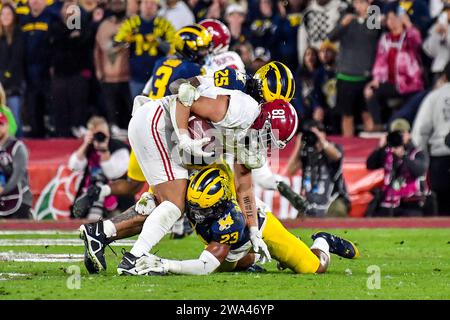 Pasadena, CA. Januar 2024. Alabama Crimson Tide Tight End CJ Dippre (81) als Michigan Wolverines Linebacker Michael Barrett (23) und Michigan Wolverines Linebacker Junior Colson (25) im vierten Quartal des 110. Rose Bowl CFP National Semi Final College Fußballspiels zwischen dem Alabama Crimson Tide und dem The Michigan Wolverines beim Rose Bowl am 1. Januar 2024 in Pasadena, Kalifornien. Pflichtfoto: Louis Lopez/Cal Sport Media/Alamy Live News Stockfoto