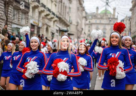 London, Großbritannien. Januar 2024. Cheerleader nehmen an der Neujahrsparade in London Teil. (Foto: Pietro Recchia/SOPA Images/SIPA USA) Credit: SIPA USA/Alamy Live News Stockfoto