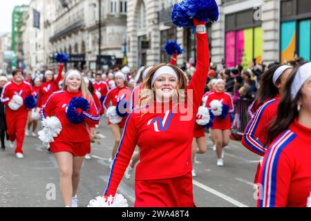 London, Großbritannien. Januar 2024. Cheerleader nehmen an der Neujahrsparade in London Teil. (Foto: Pietro Recchia/SOPA Images/SIPA USA) Credit: SIPA USA/Alamy Live News Stockfoto