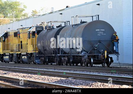 West Chicago, Illinois, USA. Ein Ingenieur betreibt zwei Lokomotiven der Union Pacific Railroad ferngesteuert, während er auf dem Bahnsteig oder im Heckwagen fährt. Stockfoto