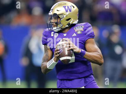 New Orleans, Usa. Januar 2024. Washington Huskies Quarterback Michael Penix Jr. fällt am Montag, den 1. Januar 2024, im Allstate Sugar Bowl im Caesars Superdome in New Orleans, Louisiana, gegen die Texas Longhorns zurück. Foto: AJ Sisco/UPI Credit: UPI/Alamy Live News Stockfoto