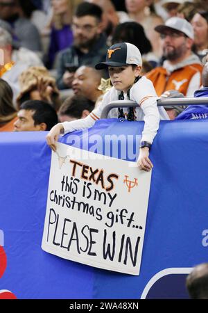 New Orleans, Usa. Januar 2024. Ein junger Texas Longhorns Fan fordert sein Team dazu auf, am Montag, den 1. Januar 2024, im Allstate Sugar Bowl im Caesars Superdome in New Orleans, Louisiana, gegen die Washington Huskies zu gewinnen. Foto: AJ Sisco/UPI Credit: UPI/Alamy Live News Stockfoto