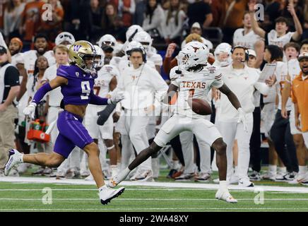 New Orleans, Usa. Januar 2024. Texas Longhorns Wide Receiver Xavier Worthy kann keinen Pass von Quarterback Quinn Ewers im zweiten Quartal im Allstate Sugar Bowl im Caesars Superdome in New Orleans, Louisiana am Montag, 1. Januar 2024 verarbeiten. Foto: AJ Sisco/UPI Credit: UPI/Alamy Live News Stockfoto