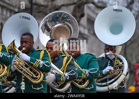 London, Großbritannien. Januar 2024. Die Menschenmassen in London versammeln sich, um die London New Year's Day Parade (LNYDP) zu beobachten, die Anfang 2024 feiert. 8.000 Teilnehmer, bestehend aus Marschbands, Tänzern, Cheerleadern, Stunt Acts, Vertretern der lokalen Behörden und Sängern, laufen und treten entlang der zentralen Londoner Route auf. Quelle: Eleventh Photography/Alamy Live News Stockfoto