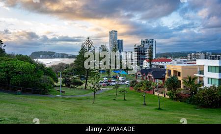 Gold Coast, Queensland, Australien - Miami Vorort von North Burleigh Lookout bei Sonnenaufgang Stockfoto