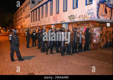 Leipzig - Ausschreitungen an Silvester in Connewitz: Vermummte beschießen Polizei mit Feuerwerk 01.01.2024 ab 1 Uhr Leipzig, Connewitz in der Silvester-Nacht kam es in Leipzig erneut zu Ausschreitungen zwischen Vermummten und Beamten der Polizei in Leipzig. Im Stadtteil Connewitz trafen die Einsatzkräfte auf etwa 50 bis 100 Menschen, die auf dem Connewitzer Kreuz mehrere Barrikaden errichtet und angezündet haben. Daraufhin wurde ein Wasserwerfer und ein Räumpanzer in das bekannte Szeneviertel geschickt. Vermummte mutmaßlich linksgerichtete Personen haben daraufhin mehrere Feuerwerkskörper in R Stockfoto