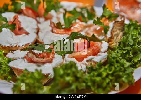 Wunderschön gestaltete festliche Silvestertisch mit Käsekörben, frischem Lachs und lebendigem Grün, die eine elegante und einladende Atmosphäre schaffen Stockfoto