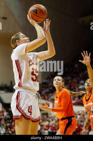 Bloomington, Usa. Dezember 2023 31. Lilly Meister (52) von Indiana Hoosiers wurde während eines NCAA-Basketballspiels in der Simon Skjodt Assembly Hall in Aktion gesehen. Endergebnis; IU 77-71 Illinois. (Foto: Jeremy Hogan/SOPA Images/SIPA USA) Credit: SIPA USA/Alamy Live News Stockfoto