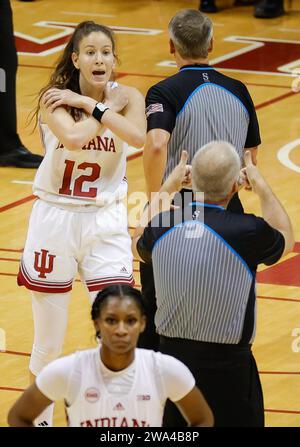 Bloomington, Usa. Dezember 2023 31. Yarden Garzon (12) von Indiana Hoosiers wurde während eines NCAA-Basketballspiels in der Simon Skjodt Assembly Hall gesehen. Endergebnis; IU 77-71 Illinois. (Foto: Jeremy Hogan/SOPA Images/SIPA USA) Credit: SIPA USA/Alamy Live News Stockfoto