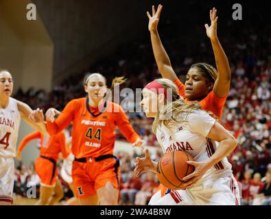 Bloomington, Usa. Dezember 2023 31. Sara Scalia (14) von Indiana Hoosiers wurde während eines NCAA-Basketballspiels in der Simon Skjodt Assembly Hall in Aktion gesehen. Endergebnis; IU 77-71 Illinois. (Foto: Jeremy Hogan/SOPA Images/SIPA USA) Credit: SIPA USA/Alamy Live News Stockfoto