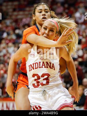 Bloomington, Usa. Dezember 2023 31. Sydney Parrish (33) von Indiana Hoosiers in Aktion während eines NCAA-Basketballspiels in der Simon Skjodt Assembly Hall. Endergebnis; IU 77-71 Illinois. (Foto: Jeremy Hogan/SOPA Images/SIPA USA) Credit: SIPA USA/Alamy Live News Stockfoto