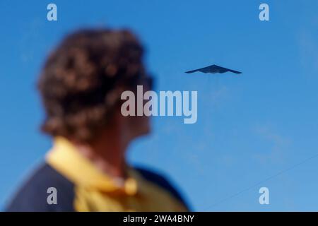 Los Angeles, Usa. Januar 2024. Ein US Air Force B-2 Spirit Stealth Bomber fliegt vor dem Rose Bowl Spiel 2024 in Pasadena über. Endnote; Michigan 27:20 Alabama (Foto: Ringo Chiu/SOPA Images/SIPA USA) Credit: SIPA USA/Alamy Live News Stockfoto