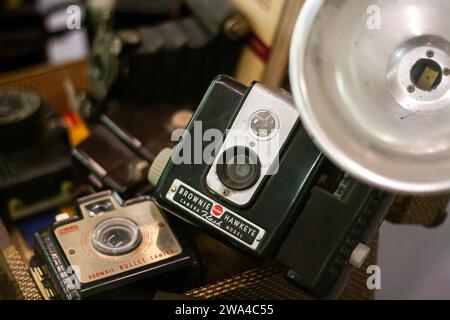 Eine Kodak Brownie Hawkeye Flash Model Kamera und Kodak Brownie Bullet Kamera, Vintage Retro Filmkameras aus den 1940er, 1950er und 1960er Jahren Stockfoto