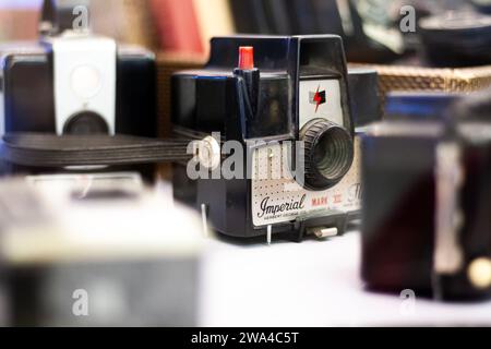 Imperial Mark XII Blitzkamera der Herbert George Company, Vintage Retro-Kamera mit anderen antiken Filmkameras Stockfoto