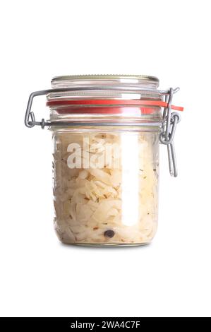 Deutsches Sauerkraut, in einem Glas mit Schaukeldach, Vorderansicht. Schneiden Sie Rohkohl, fermentiert von Milchsäurebakterien. Traditionell eine warme Beilage. Stockfoto