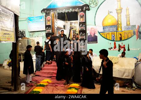 Schiitische Muslime besuchen Orte, die die Geschichte des Märtyrertodes des schiitischen Propheten Husayn ibn Ali repräsentieren. Hyderabad, Telangana, Indien. Stockfoto