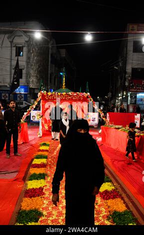 Schiitische Muslime besuchen Orte, die die Geschichte des Märtyrertodes des schiitischen Propheten Husayn ibn Ali repräsentieren. Hyderabad, Telangana, Indien. Stockfoto