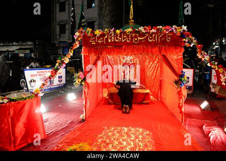 Schiitische Muslime besuchen Orte, die die Geschichte des Märtyrertodes des schiitischen Propheten Husayn ibn Ali repräsentieren. Hyderabad, Telangana, Indien. Stockfoto