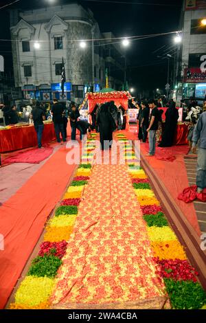 Schiitische Muslime besuchen Orte, die die Geschichte des Märtyrertodes des schiitischen Propheten Husayn ibn Ali repräsentieren. Hyderabad, Telangana, Indien. Stockfoto