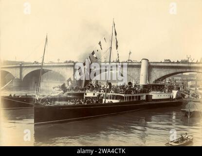 1895 , april , LONDON , GROSSBRITANNIEN : der Pier bei CHEAPSIDE LONDON an der Themse . Einweihung der wirtschaftlichen und beliebten FÄHRLINIE für den Seeverkehr für Touristen direkt vom Stadtzentrum von London zu den berühmten Touristenzielen Southend-on-Sea ( Essex ) und Clacton-on-Sea ( Essex ), für einen beliebten Tagesausflug während der Osterferien . Foto R. W. Thomas. - FIUME TAMIGI - BELLE EPOQUE - GRAND BRETAGNA - VIEW - FOTO STORICHE - GESCHICHTE - ART NOUVEAU - VACANZE PASQUALI - PASQUA - OSTERN - GEOGRAFIEN - GEOGRAPHIE - ARCHITETTURA - ARCHITEKTUR - PANORAMA - Stockfoto