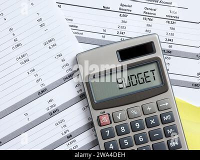 Budgetierung und Budgetberechnung oder -Analyse. Das Wort Budget auf einem Rechner. Stockfoto