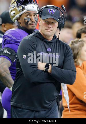 New Orleans, Usa. Januar 2024. Washington Huskies Cheftrainer Kalen DeBoer steht am Montag, den 1. Januar 2024, am Rande des Allstate Sugar Bowl zwischen den Texas Longhorns und Washington Huskies im Caesars Superdome in New Orleans, Louisiana. Foto: AJ Sisco/UPI Credit: UPI/Alamy Live News Stockfoto