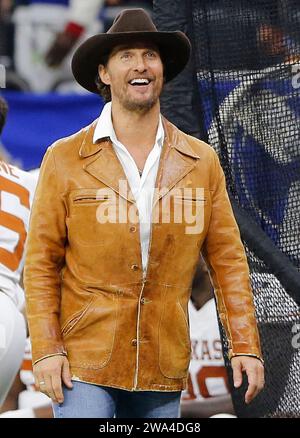 New Orleans, Usa. Januar 2024. Schauspieler Matthew McConaughey spaziert am Montag, 1. Januar 2024, am Rande des Allstate Sugar Bowl zwischen den Texas Longhorns und Washington Huskies im Caesars Superdome in New Orleans, Louisiana. Foto: AJ Sisco/UPI Credit: UPI/Alamy Live News Stockfoto