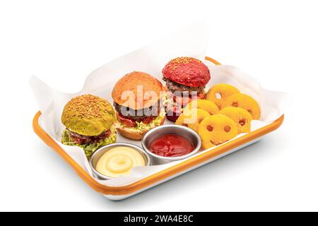 Drei Mini-Burger mit Huhn und Fleisch serviert mit pommes frites. Kindermenü Stockfoto