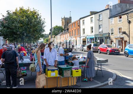 Bridport Dorset, ein junges Paar, das auf einem Marktstand in South Street, England, UK, 2023 durch Schallplatten stöbert Stockfoto