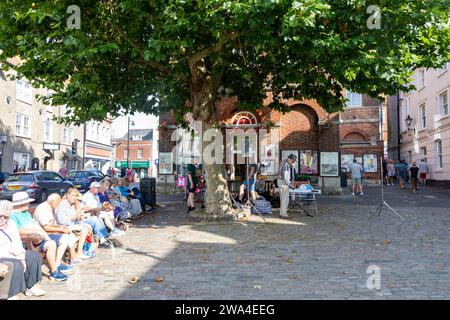 Bridport Dorset, heißer, sonniger Septembertag 2023 und Einheimische ruhen sich am Markttag in Bucky Doo Square, England, Großbritannien, 2023 aus Stockfoto