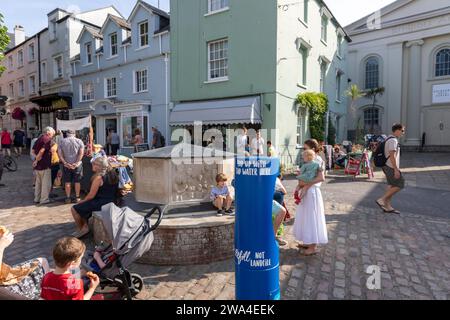 Bridport Dorset, Leute machen eine Pause am Bucky Doo Square während des Markttages, heißes und sonniges Septemberwetter, England, Großbritannien, 2023 Stockfoto