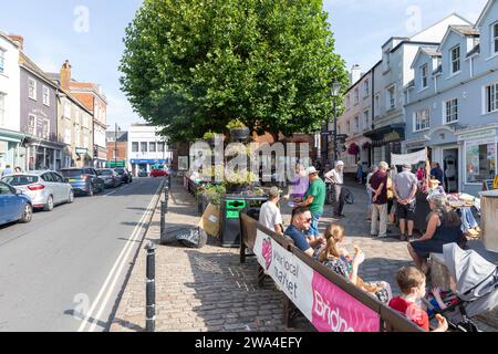 Bridport Dorset, heißer, sonniger Septembertag 2023 und Einheimische ruhen sich am Markttag in Bucky Doo Square, England, Großbritannien, 2023 aus Stockfoto