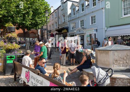 Bridport Dorset, Leute machen eine Pause am Bucky Doo Square während des Markttages, heißes und sonniges Septemberwetter, England, Großbritannien, 2023 Stockfoto